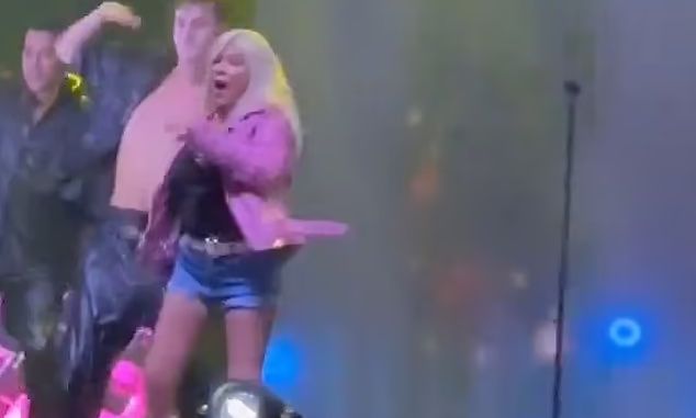 Σαμάνθα Φοξ: Το ατύχημα στη διάρκεια της συναυλίας της που έγινε viral - Δείτε το βίντεο