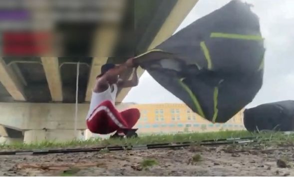 Παίζουν τη ζωή τους «κορώνα - γράμματα»: Influencers έτοιμοι να πεθάνουν σε τυφώνες για λίγα κλικ