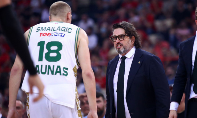 Τρινκιέρι: «Ο Βεζένκοφ κοιτάει τους διαιτητές και πάει στις βολές»