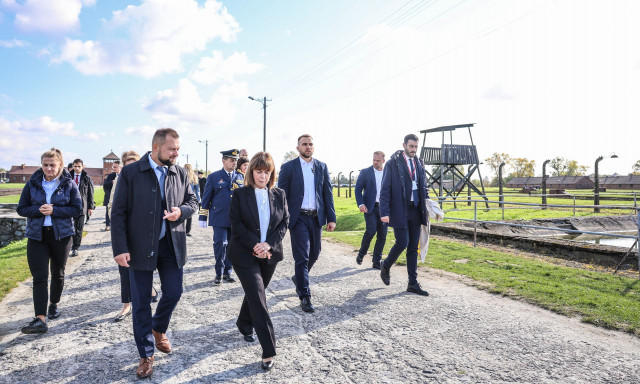 Επίσκεψη Σακελλαροπούλου στο στρατόπεδο συγκέντρωσης Άουσβιτς-Μπίρκεναου, στην Πολωνία