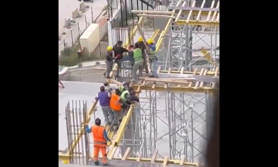 Video: Το «άγριο» ξύλο ανάμεσα σε Αλβανούς και Ρουμάνους εργάτες στο «Καμπ Νου» - Έξι τραυματίες