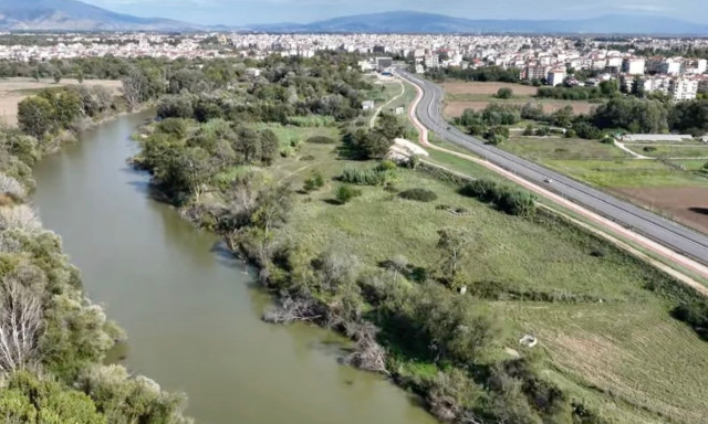 Ο Πηνειός ποταμός στην διαδρομή του «αγκαλιάζει» την πόλη της Λάρισας