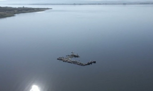 Λειψυδρία: «Στεγνώνει» η λίμνη Βόλβη - Αναδύονται ερείπια, υποχώρησαν έως και 100 μέτρα τα νερά