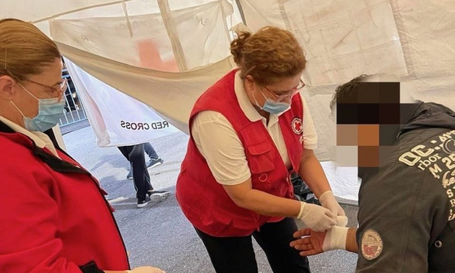 Ο Ελληνικός Ερυθρός Σταυρός στο πλευρό των 81 μεταναστών στην Καλαμάτα