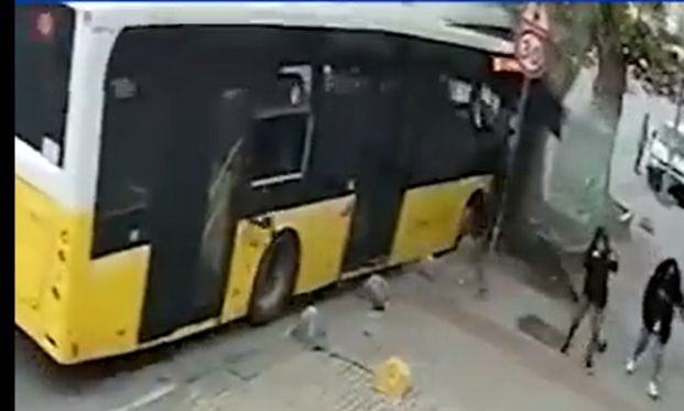 Κωνσταντινούπολη: Τροχαίο ατύχημα με 8 τραυματίες - Λεωφορείο έπεσε πάνω σε δέντρο