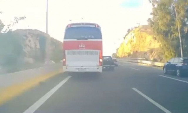 Κρήτη: Η στιγμή της δολοφονικής «σφήνας» αγροτικού σε λεωφορείο