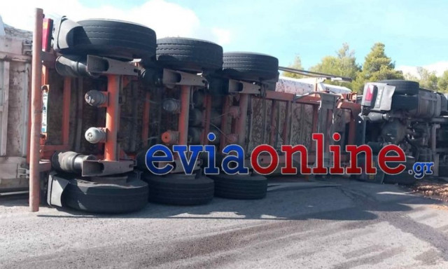 Εύβοια: Νταλίκα τούμπαρε στη μέση του δρόμου – Τραυματισμένος ο οδηγός