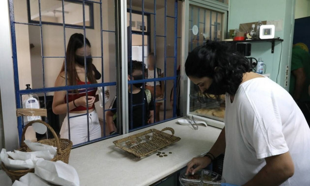 «Χρυσά» τα κυλικεία: Τριμελής οικογένεια χρειάζεται πάνω από έναν μισθό για το καθημερινό κολατσιό