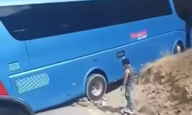 Σαντορίνη: Λεωφορείο «κόλλησε» σε επικίνδυνη στροφή πάνω από γκρεμό