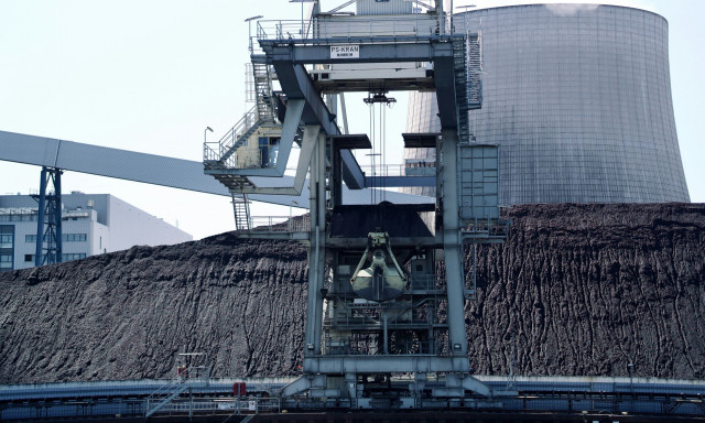 Καταρρέει η τιμή του πετρελαίου - Βουτιά πάνω από 3,5%