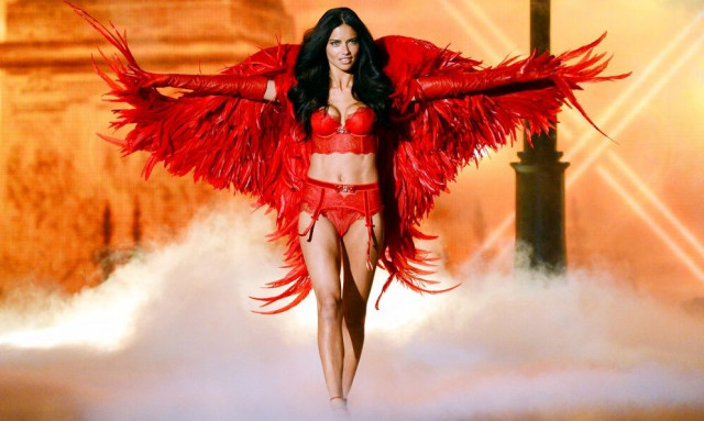 Η μεγάλη επιστροφή της Αντριάνα Λίμα: Σήμερα το λαμπερό σόου της Victoria's Secret - «Γύρισα σπίτι»