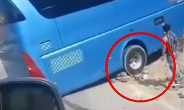 Σαντορίνη: Λεωφορείο κόλλησε σε στροφή πάνω από γκρεμό και προκάλεσε κυκλοφοριακό κομφούζιο