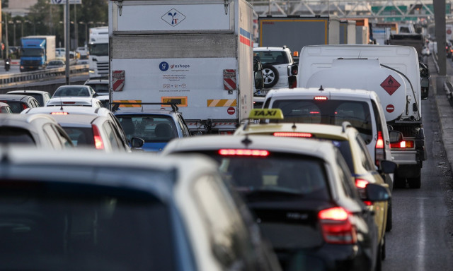 Κίνηση τώρα: Απέραντο πάρκινγκ ο Κηφισός από νωρίς – Πού εντοπίζονται προβλήματα