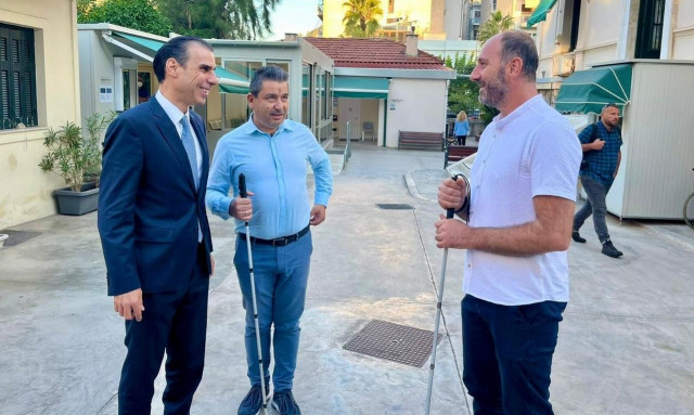 Παγκόσμια Ημέρα Λευκού Μπαστουνιού: Επιγραφές με braile και οδηγοί όδευσης στις μονάδες υγείας