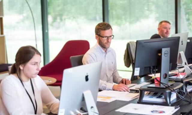 Κατώτατος μισθός: Πού θα φτάσουν οι αποδοχές σε δημόσιο και ιδιωτικό τομέα - Αναλυτικοί πίνακες