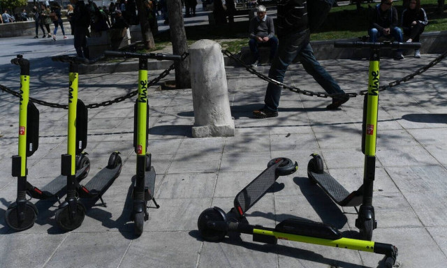 Θεσσαλονίκη: Απορριματοφόρο πήρε φωτιά από ηλεκτρικό πατίνι