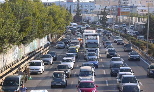 «Κόλαση» στον Κηφισό σε δύο σημεία λόγω σύγκρουσης αυτοκινήτων