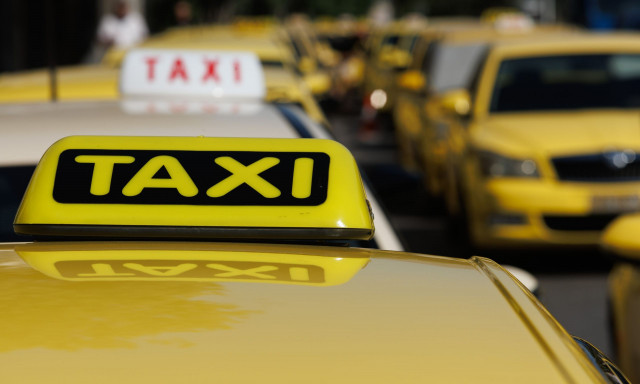 Στο ΣτΕ οι οδηγοί ταξί – Ζητούν να ακυρωθεί η τοποθέτηση αυτοκόλλητου σήματος κατοχής POS
