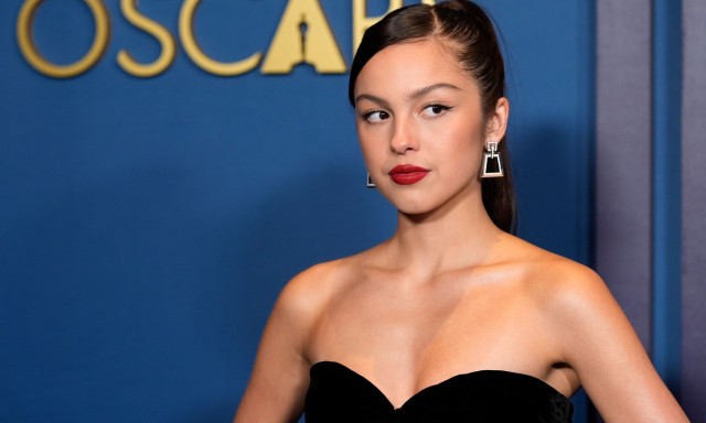 Ολίβια Ροντρίγκο: Στιγμές τρόμου για την τραγουδίστρια - Έπεσε σε τρύπα που υπήρχε στην σκηνή