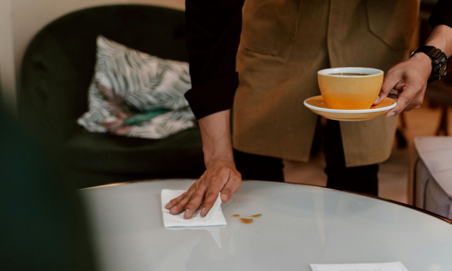 Τι σημαίνει όταν κάποιος δεν αφήνει tips στον σερβιτόρο - Ψυχολόγοι εξηγούν