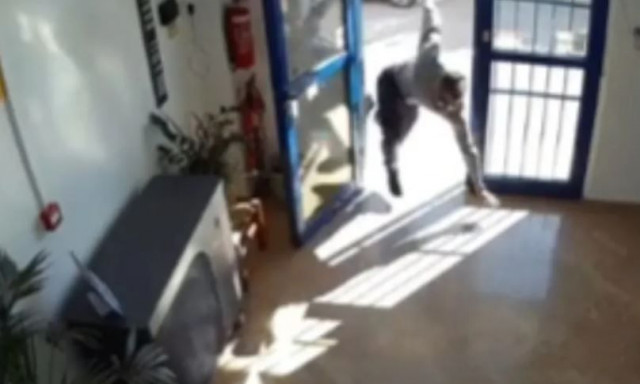 «Η τυχερή γλίστρα» – Δείτε πως γλίτωσε το πέσιμο άνδρας μπαίνοντας σε πολυκατοικία