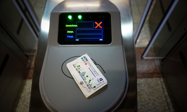 Τέλος το χάρτινο εισιτήριο στα ΜΜΜ – Πώς θα μπαίνουμε στο Μετρό και τα αστικά λεωφορεία της Αθήνας