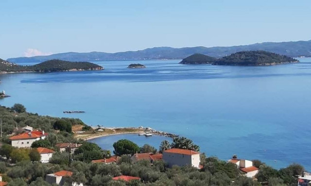 Το χωριό της Μαγνησίας που το «φυλάσσουν» δυο νησάκια