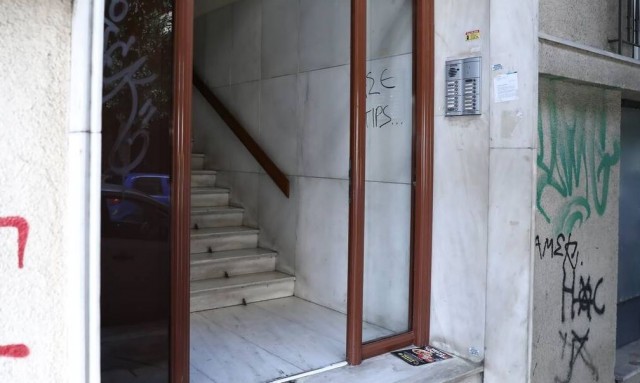 Αδιανόητο περιστατικό: Έβαλε τα σκυλιά του να επιτεθούν στον νοικάρη