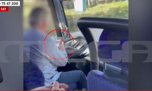 Eύβοια: Οδηγός ΚΤΕΛ επισκευάζει εν κινήσει το μηχάνημα έκδοσης εισιτηρίων - Μιλάει και στο κινητό