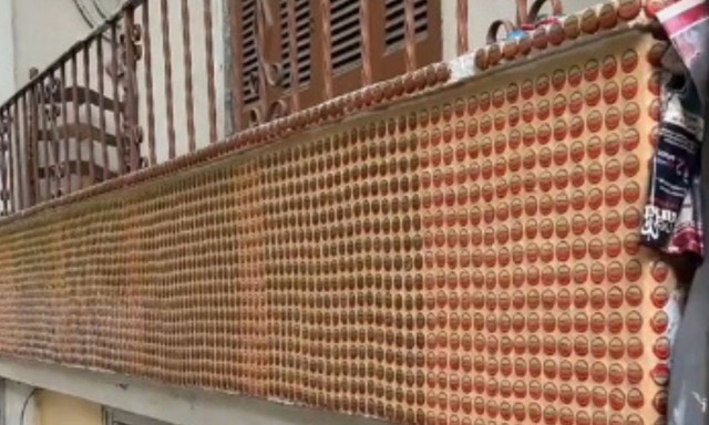 Θεσσαλονίκη: «Έντυσε» το μπαλκόνι του σπιτιού με… καπάκια μπύρας (Vid)