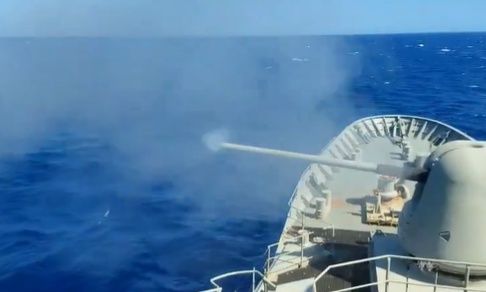 «Μέδουσα 13»: Εντυπωσιακό βίντεο από τις βολές πολεμικού πλοίου