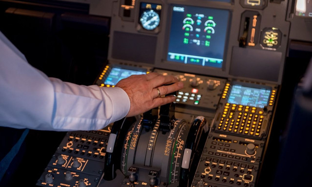 Πιλότος κλείδωσε έξω από το πιλοτήριο γυναίκα συγκυβερνήτη, επειδή πήγε στην τουαλέτα εν ώρα πτήσης