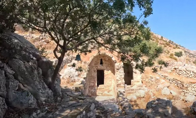 Άγιος Λουκάς: Το παράξενο εκκλησάκι στην Κάρπαθο που είναι σκαλισμένο μέσα σε σπηλιά