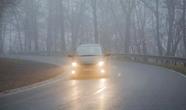 Πρόστιμο έως 700 ευρώ για παράνομες λάμπες αυτοκινήτου – Τι πρέπει να αφαιρέσουν οι οδηγοί