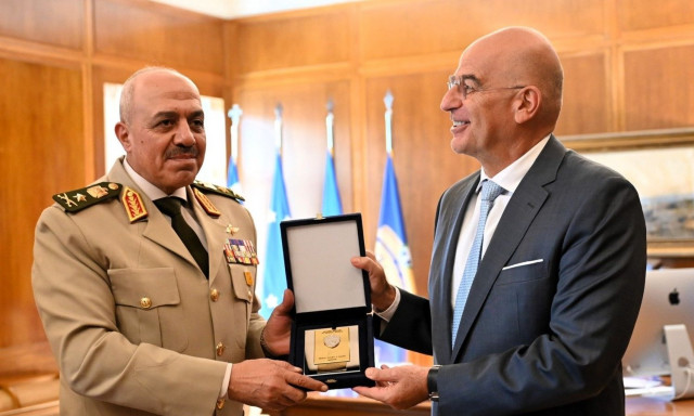 Συνάντηση Δένδια με τον Αρχηγό των Ενόπλων Δυνάμεων της Αιγύπτου