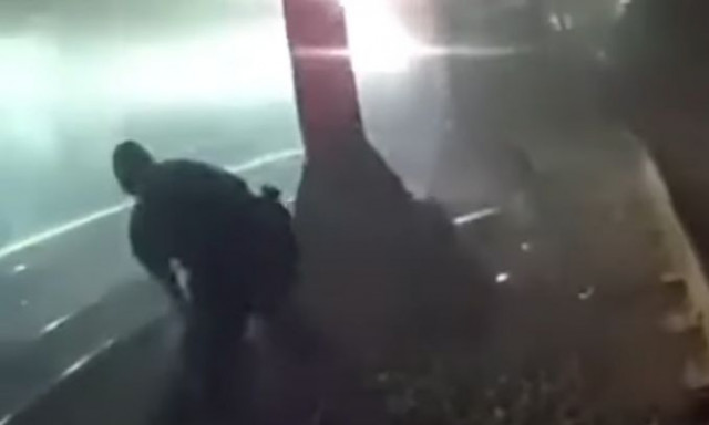 Αστυνομικοί διασώζουν άνδρα από γραμμές τρένου δευτερόλεπτα πριν τη διέλευση του συρμού