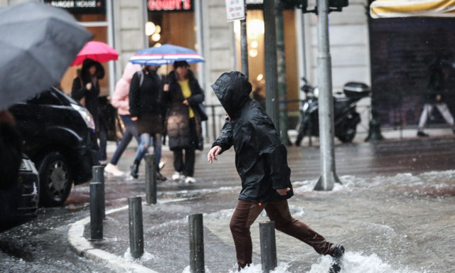 Ισχυρή προειδοποίηση Αρνιακού: Πού θα βρέξει τις επόμενες ώρες - Μεταβολή του καιρού από Δευτέρα