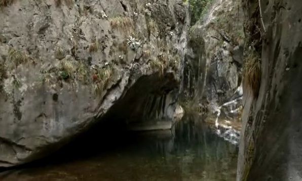 Γαλανά νερά: Το εντυπωσιακό φαράγγι στο Σχιστό Λαγκαδά - Οι δύο άγνωστοι μύθοι