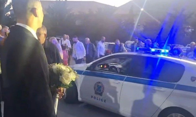 Ηράκλειο: Συνοδεία περιπολικού έφτασε η νύφη στην εκκλησία!