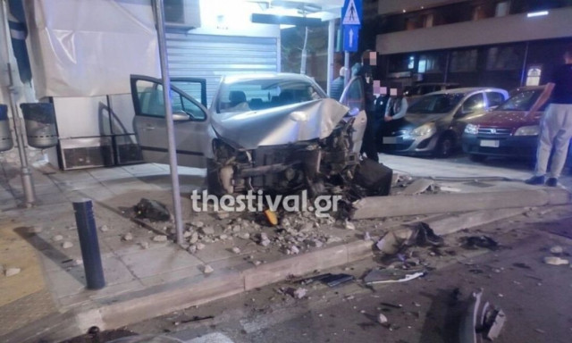 Θεσσαλονίκη: Σφοδρή σύγκρουση αυτοκινήτων - Φωτογραφίες από το σημείο