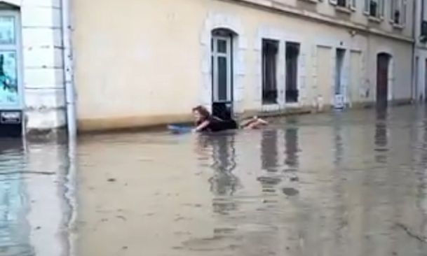 Βίντεο: Έκανε «σέρφ» στην πλημμυρισμένη πόλη του