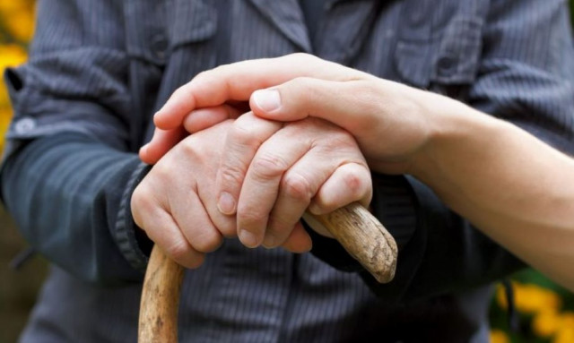 Φρίκη στη Γαλλία: Γυναίκα έκαψε τον κατάκοιτο παππού της γιατί «της το ζήτησε»