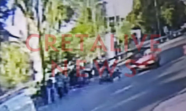 Κρήτη: Η στιγμή που μηχανή παρασύρει δάσκαλο - Συνόδευε μαθητές Δημοτικού σε εκδρομή