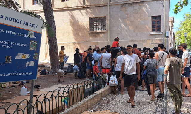 Εκατοντάδες μετανάστες έχουν κατακλύσει το κέντρο της Ρόδου - Αυτοσχέδιοι καταυλισμοί παντού