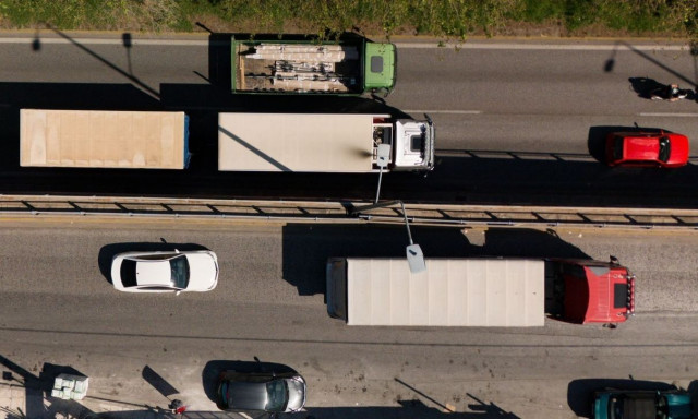 Έπεσαν χώματα από φορτηγό στην Αττική Οδό - Καθυστερήσεις στο ρεύμα προς Ελευσίνα