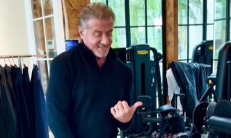 Ο Σιλβέστερ Σταλόνε χορεύει ξυπόλητος δοκιμάζοντας ρούχα και προκαλεί… χαμό: «Ήμουν απροετοίμαστος»