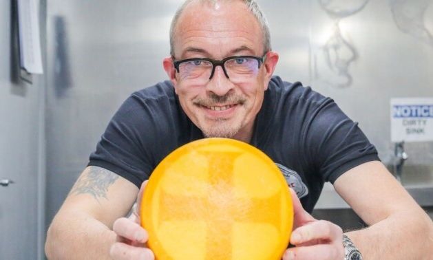 Κάποτε κέρδισε κουπόνι για τυροκομικά προϊόντα - Τώρα παρασκευάζει το δικό του τυρί και βραβεύεται