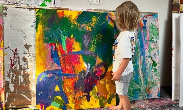 Ο «Πικάσο με τις πάνες» έγινε σταρ στο Instagram και τον κόσμο της τέχνης στα 3 του χρόνια