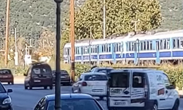 Ξάνθη: Μηχανοδηγός σταμάτησε το τρένο για να περάσουν τα αυτοκίνητα από τη διάβαση