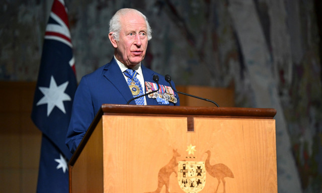 Συγκινεί ο βασιλιάς Κάρολος: «Ελπίζω να επιβιώσω αρκετά για να επιστρέψω ξανά και να σας ξαναδώ»